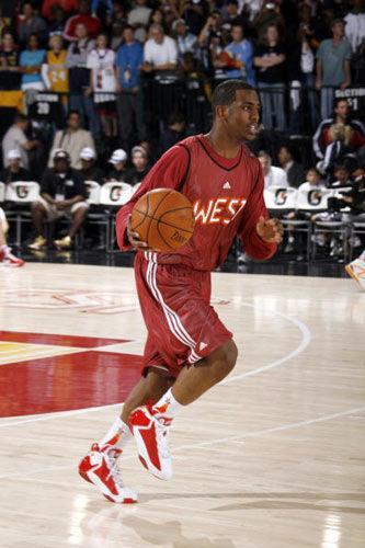 翻腕算不算犯规-在篮球中,在传球之前手翻腕算