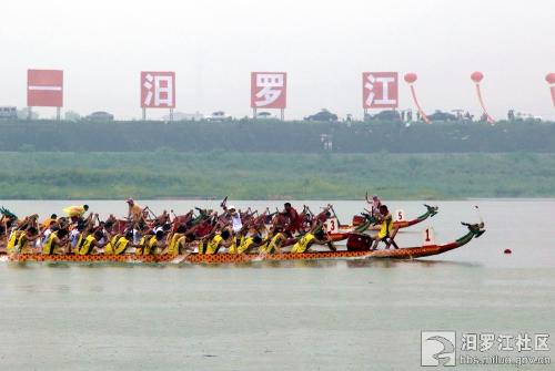 汨罗高铁站离汨罗江赛龙舟的地方远吗,怎么走