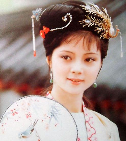 结合具体的实例分析《红楼梦》中薛宝钗的人物