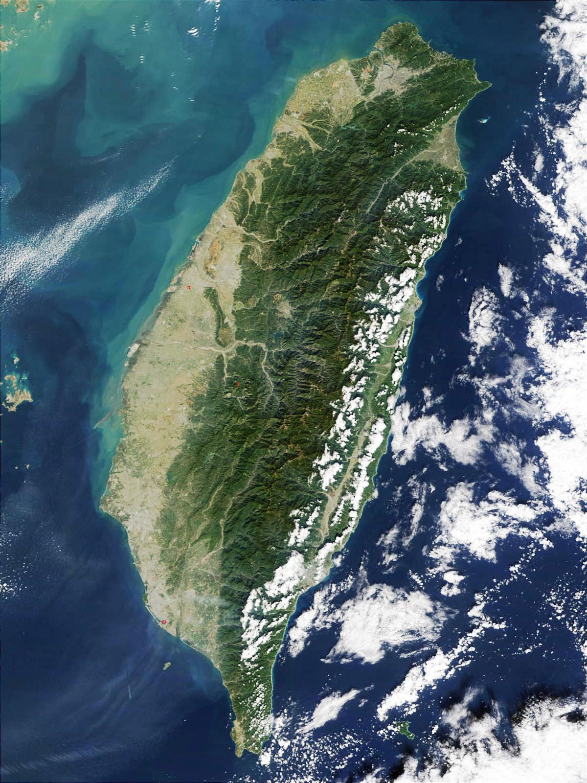 台湾岛像一颗(),镶嵌于()般的碧波之中。西沙群