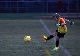 足球开大脚看了好多都说是前摆腿踢球,可自己