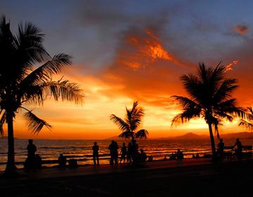 三亚落日这篇文章是以什么顺序来写的