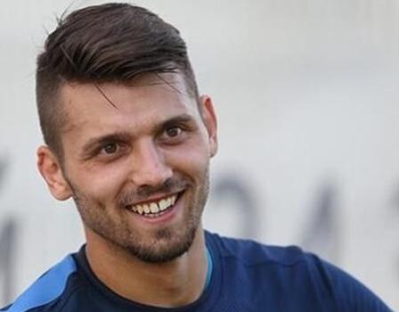 足球运动员英文介绍-余下全文