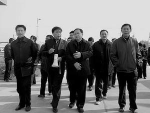 南距荆州市城区仅5公里,北与荆门市接壤,东绕长湖,西望八岭山.