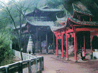 距龙游县城约12公里,三叠岩风景区占地420公顷,被蜿蜒起伏的群山环抱