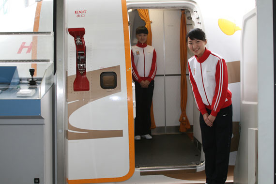名叫埃伦·切奇的25岁护士被美国联合航空聘用在飞机上照顾乘客