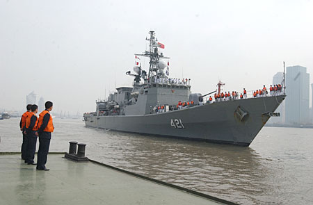 铁锚和军舰上层建筑的巨大模型