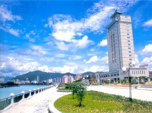 恩平市位于广东省西南部,属珠江三角洲区域,是粤中粤西交汇地.