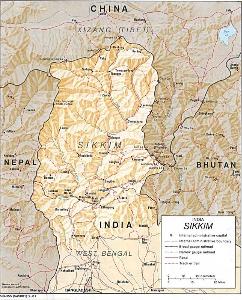 人口:59万4056人(2005年)   民族:有尼泊尔族(占人口75%),锡金族