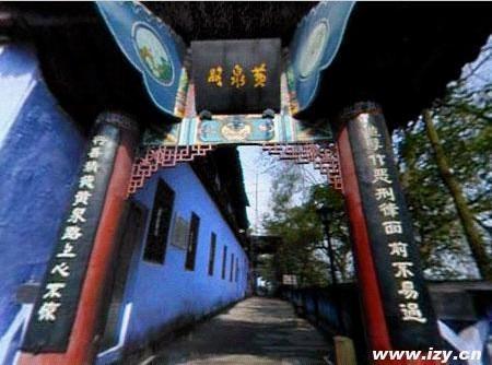 据说黄泉路上有很多孤魂野鬼.