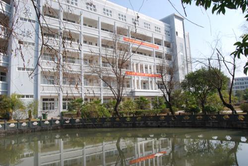苍南县钱库第二高级中学(前身为钱库镇第三中学)创办于1996年,2001年