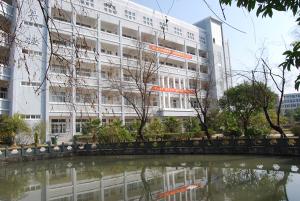 相关百科 苍南县钱库第二高级中学(前身为钱库镇第三中学)创办于1996