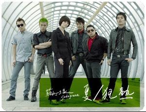 谁给我一张吴青峰绿头发靠在墙上的图片,是苏打绿《夏狂热》里的宣传