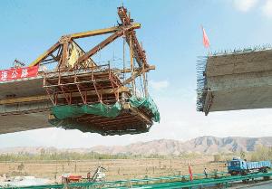 由三博公司自行设计制作的菱形挂篮主要组成部