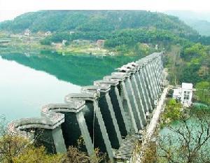 对原有水库的土石坝和单体混凝土大坝,从基础开始采用钢筋混凝土包装