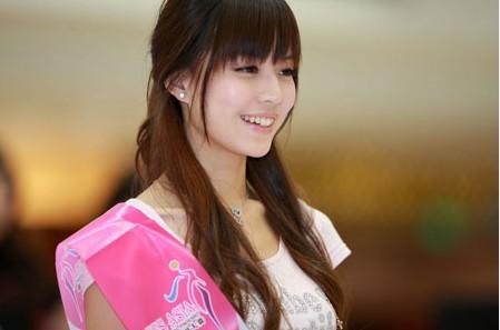 刚入读深圳大学表演系的她已有两年多的模特经