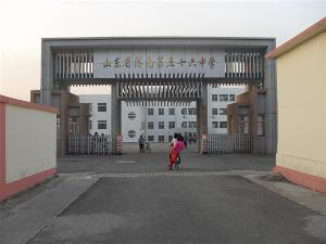 济南第五十六中学是一所以依法治校为特色,在省,市乃至全国有一定
