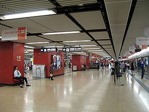 交易广场地底以行人通道与东涌线和机场快线的香港站