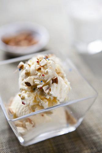 牛奶里加杏仁和腰果仁有什么好处?可以每天喝