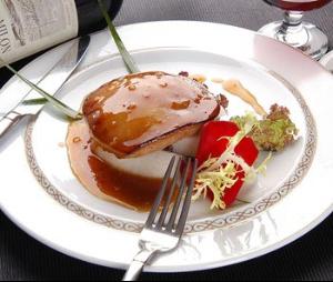 蓝莓酱煎鹅肝是 西餐美食,圣诞节美食,外国菜谱.