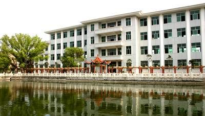 该校坐落于吉水县城中心地带