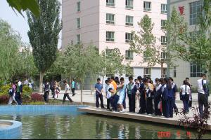 阿克苏市第四中学位于阿克苏市健康路,前身是阿克苏地区二中初中部