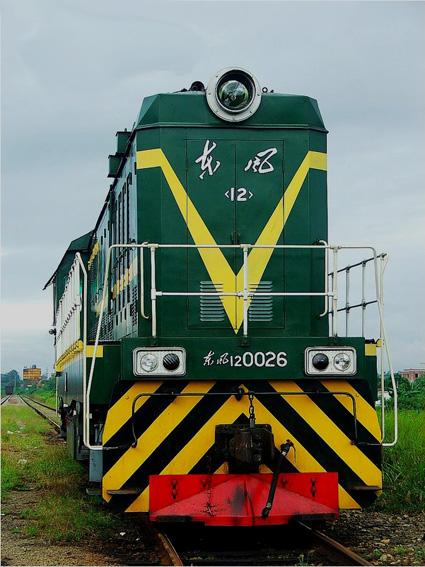 东风12型机车总体设计有以下特点