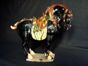 唐三彩真品表面釉层较厚