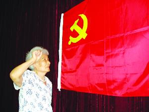 中国共产党党旗底色为红色,红色象征革命,黄色的锤子,镰刀代表工人和