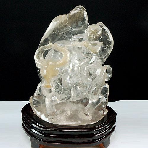 生产者只需将这块精心挑选出来的天然水晶悬挂