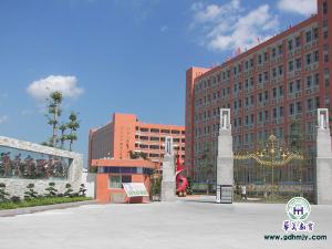 华美实验学校(原英才实验中学)是广东省民办教