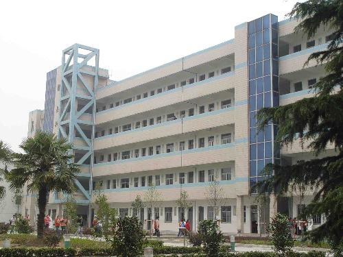 花絮视频 基本内容 鹤溪中学学校概况 丹阳市鹤溪中学创建于1946年