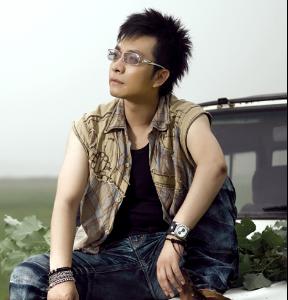 长痛不如短痛   作词:汤潮   作曲:汤潮   演唱:汤潮  歌词  那