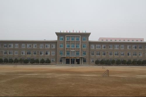 珲春市第二高级中学校的前身是延边第四高级中