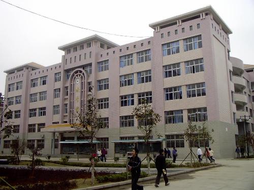 新邵县第一中学原名为泰清中学,到1959年更名为新邵一中,现为湖南省