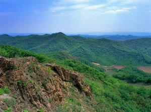 北峰山形凹陷,曰大洼峰(大架子峰),海拔468米,双峰对峙,险峻凌空.