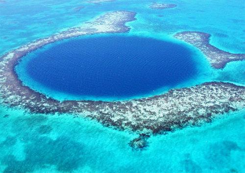 洪都拉斯伯利兹市附近海域有一处叫做蓝洞的