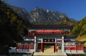 天竺山,又名天柱山,位于山阳县城东南部的鹘岭以南,郧岭以北,距县城30