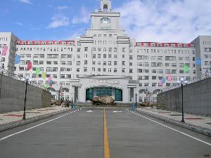 请问谁知道黑龙江商学院1999年校长是谁