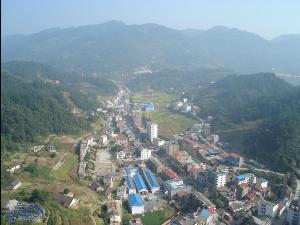 贺家坪镇位于长阳土家族自治县西北部,东与高家堰镇接壤,南与鸭子口乡