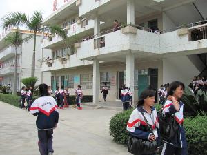 仍图中学