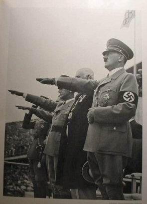 纳粹礼是古罗马时代的军礼,纳粹德国时期鲁道夫赫斯最先用这个手势向