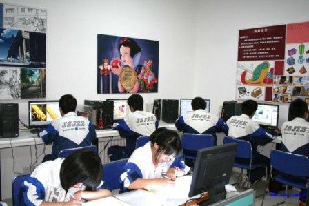 学校今年有111太计算机,比去年增加了五分之一