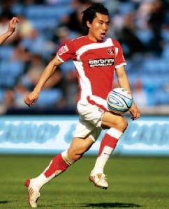 足球运动员王俊凯_迪拜足球运动员收入