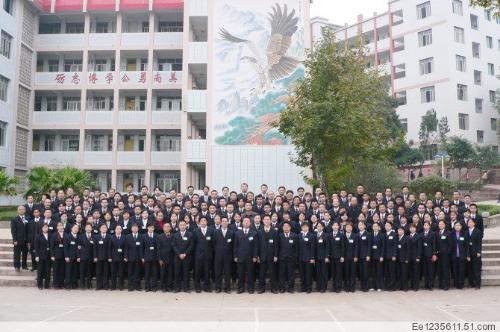学校位于蓬溪县任隆镇李子湾,占地面积80多亩,总建筑面积近3万平方米