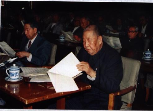 1938年组织"抗日团"武装,在大青山区开展游击战争.