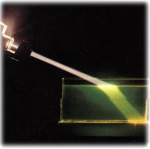 这是光的折射现象引起的