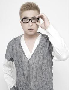 1996年发行个人首张演唱专辑《小柯》