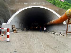 在隧道洞口修建的墙式构造物