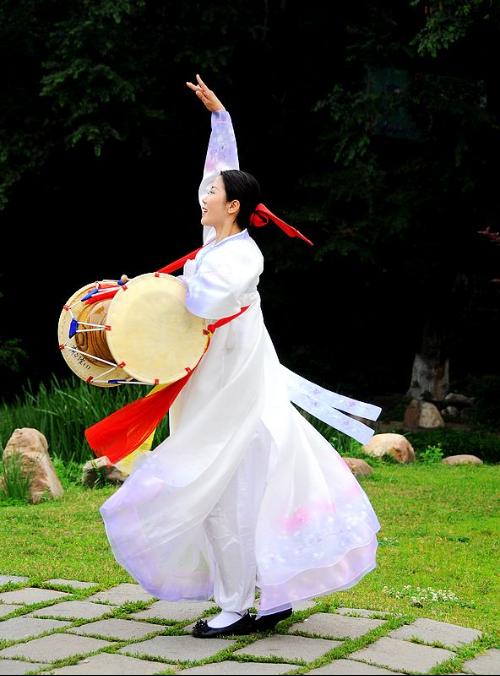 朝鲜族舞蹈动作多为即兴性的.其特点是幅度大